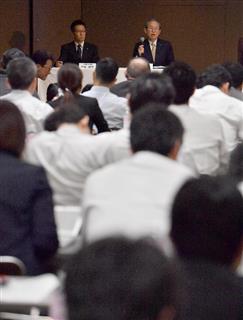 会見する東芝の綱川智社長（右）と平田政善・代表執行役専務＝１５日午後、東京・芝浦の東芝本社（宮崎瑞穂撮影）