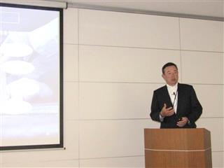 新サービスについて説明する金川裕一社長