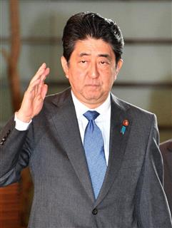 官邸に入る安倍晋三首相＝１５日午前、首相官邸（斎藤良雄撮影）