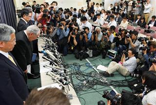 2016年5月18日、燃費データ測定の不正を国交省に報告した後に会見し、冒頭、謝罪するスズキの鈴木修会長(左から2人目)ら=国土交通省 2016年5月18日、燃費データ測定の不正を国交省に報告した後に会見し、冒頭、謝罪するスズキの鈴木修会長(左から2人目)ら=国土交通省