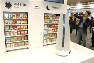 富士通が披露したロボット「メイティ」＝１６日、東京都千代田区