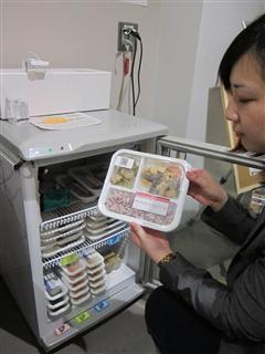 インターネット接続用機器などがセットになった装置を冷蔵庫に取り付けて使用する。ネットを通じ、売れ行きなどの情報を常にチェックできる