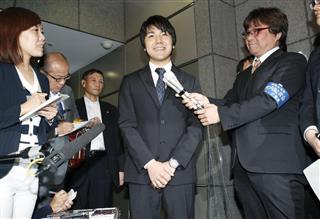 眞子さまとの婚約について、報道陣の質問に笑顔で答える小室圭さん＝１７日午前、東京都中央区