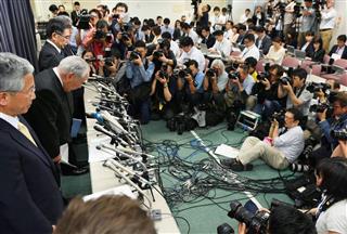 燃費データ測定の不正問題で、記者会見し謝罪するスズキの鈴木修会長(左から2人目)ら=2016年5月18日、国交省 燃費データ測定の不正問題で、記者会見し謝罪するスズキの鈴木修会長(左から2人目)ら=2016年5月18日、国交省