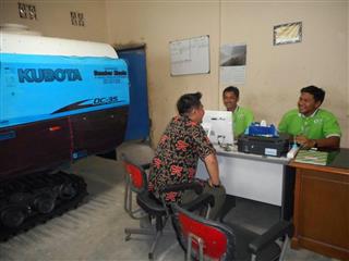 クボタ農機具を扱う販売代理店の一角を借りて割賦販売事業を行うＧＬＦＩの社員＝ジョクジャカルタ市クラトン