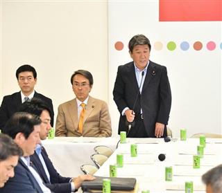 ＴＰＰ総合対策実行本部の会合で挨拶する自民党の茂木敏充政調会長（右奥）＝１７日、東京・永田町の自民党本部