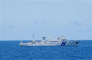 竹島周辺で調査を行っている韓国の海洋調査船「ＨＡＥＹＡＮＧ２０００」（第８管区海上保安本部提供）