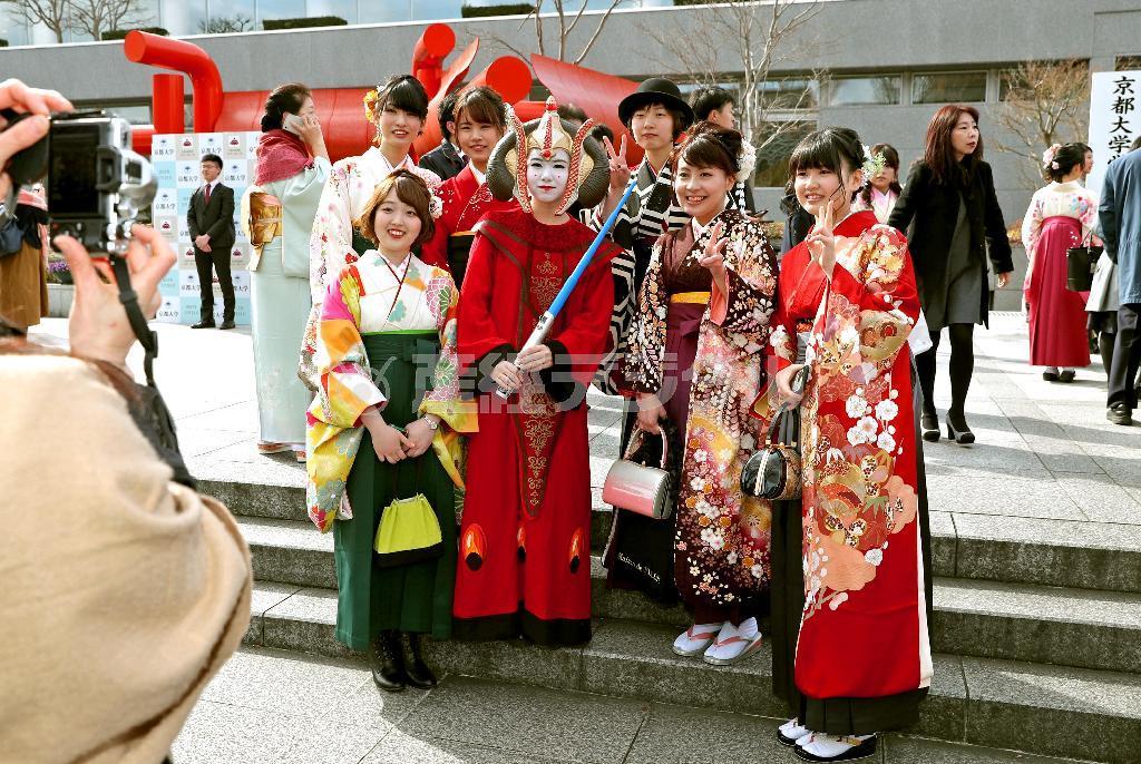 【京大卒業式】コスプレして卒業式にのぞむ卒業生ら＝３月２４日午前、京都市左京区の「みやこめっせ」（寺口純平撮影）