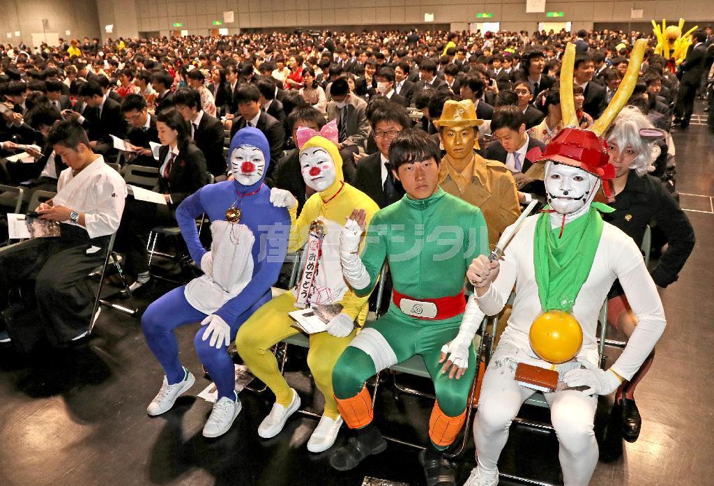 【京大卒業式】コスプレして卒業式にのぞむ卒業生＝２４日午前、京都市左京区の「みやこめっせ」（寺口純平撮影）【