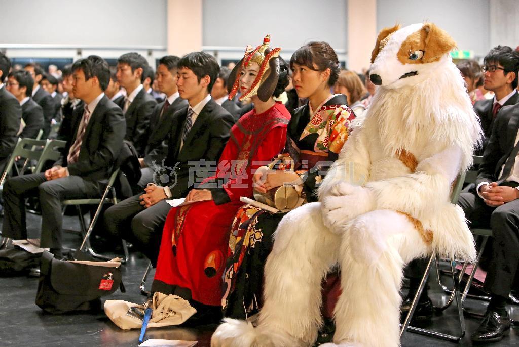 【京大卒業式】コスプレして卒業式にのぞむ卒業生＝２４日午前、京都市左京区の「みやこめっせ」（寺口純平撮影）【