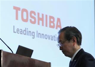 東芝の綱川智社長。「東芝メモリ」売却の行方は混沌し、再建は厳しさを増している