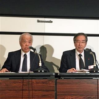 平成２８年９月中間連結決算を発表するタカタの野村洋一郎取締役（左）＝４日、東京証券取引所（今井裕治撮影）