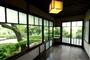 広い窓で風景を取り込んだ聴竹居の縁側