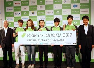 「ツール・ド・東北２０１７」の記者発表会で、フォトセッションに応じるヤフーの宮坂学社長（右）＝１９日、東京都港区