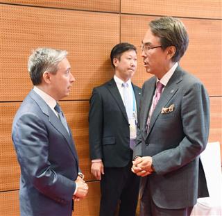 カナダのシャンパーニュ国際貿易相(左)と話す石原経済再生相=20日、ハノイ(共同) カナダのシャンパーニュ国際貿易相(左)と話す石原経済再生相=20日、ハノイ(共同)