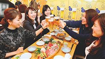 明るい時間から仲間と一杯。この光景は定着するのか。（時事通信フォト＝写真）