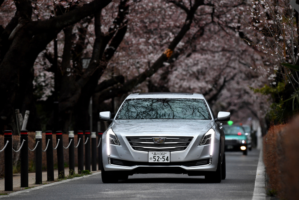 キャデラックの最高級セダン「ＣＴ６」。縦長のＬＥＤライトが光る