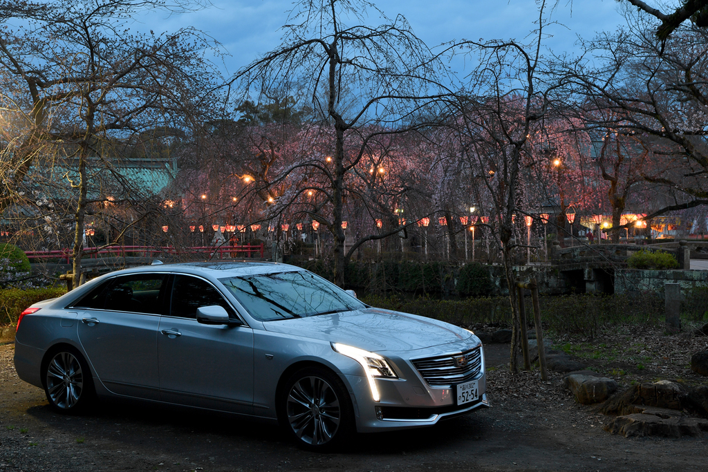 キャデラックの「ＣＴ６」。真っ白に浮かび上がるＬＥＤライトが美しい