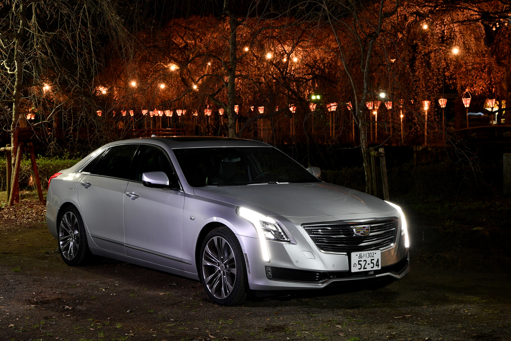 キャデラックの「ＣＴ６」。真っ白に浮かび上がるＬＥＤライトが美しい
