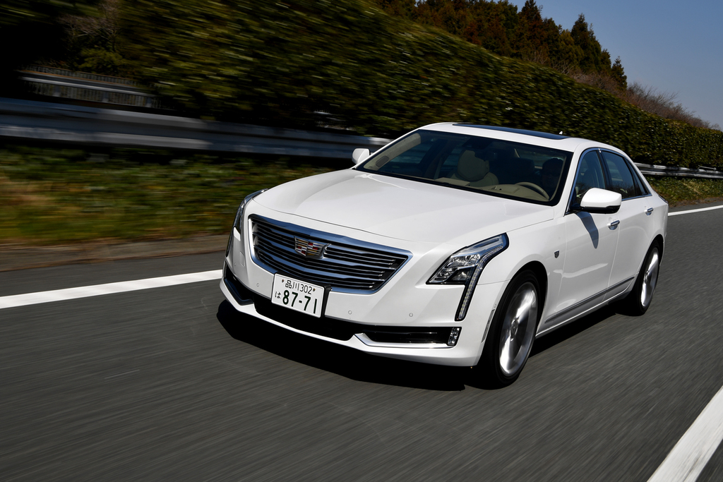 高速道を走るキャデラック「ＣＴ６」