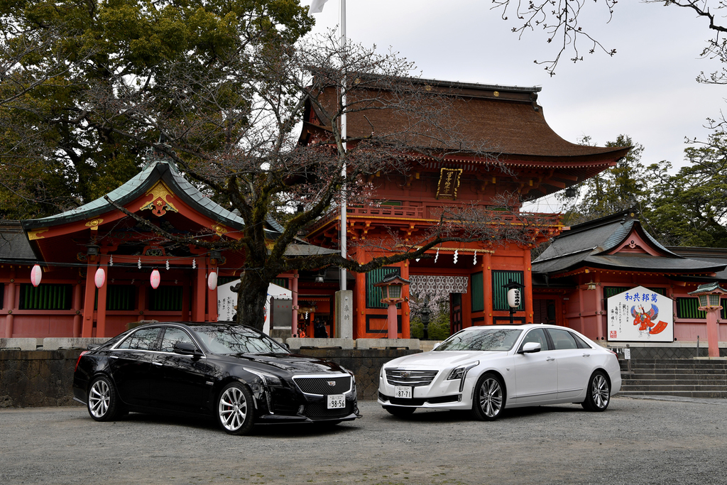 キャデラックの最高級セダン「ＣＴ６」（右）と、高性能スポーツセダン「ＣＴＳ－Ｖ」
