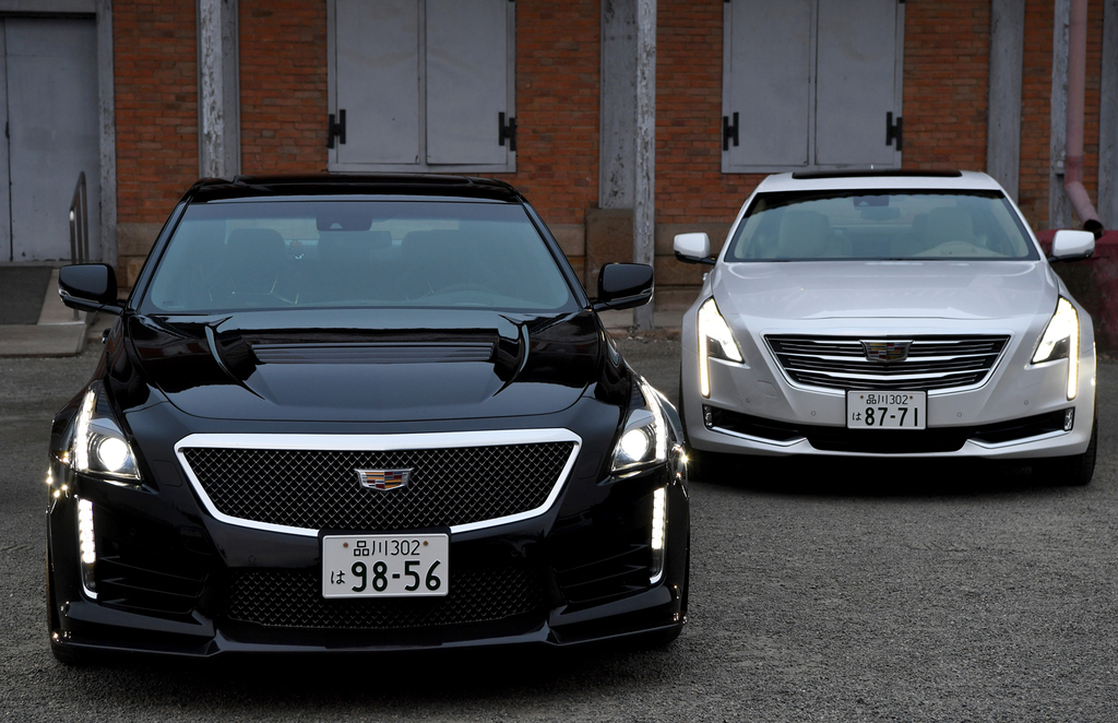 キャデラックの高性能スポーツセダン「ＣＴＳ－Ｖ」（左）と、最高級セダン「ＣＴ６」。富岡製糸場で撮影