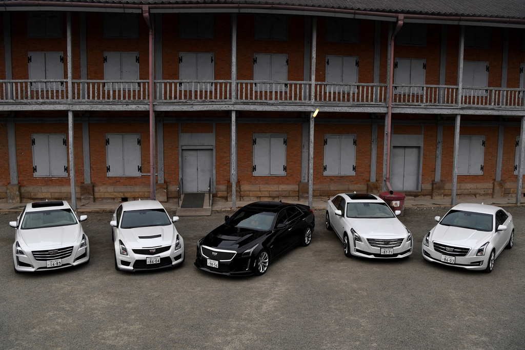 富岡製糸場にて、キャデラックの（左から）「ＣＴＳ」「ＡＴＳ－Ｖ」「ＣＴＳ－Ｖ」「ＣＴ６」「ＡＴＳ」
