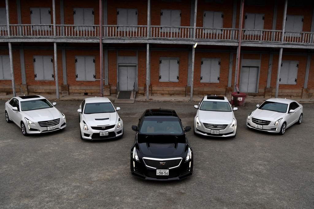 富岡製糸場にて、キャデラックの（左から）「ＣＴＳ」「ＡＴＳ－Ｖ」「ＣＴＳ－Ｖ」「ＣＴ６」「ＡＴＳ」