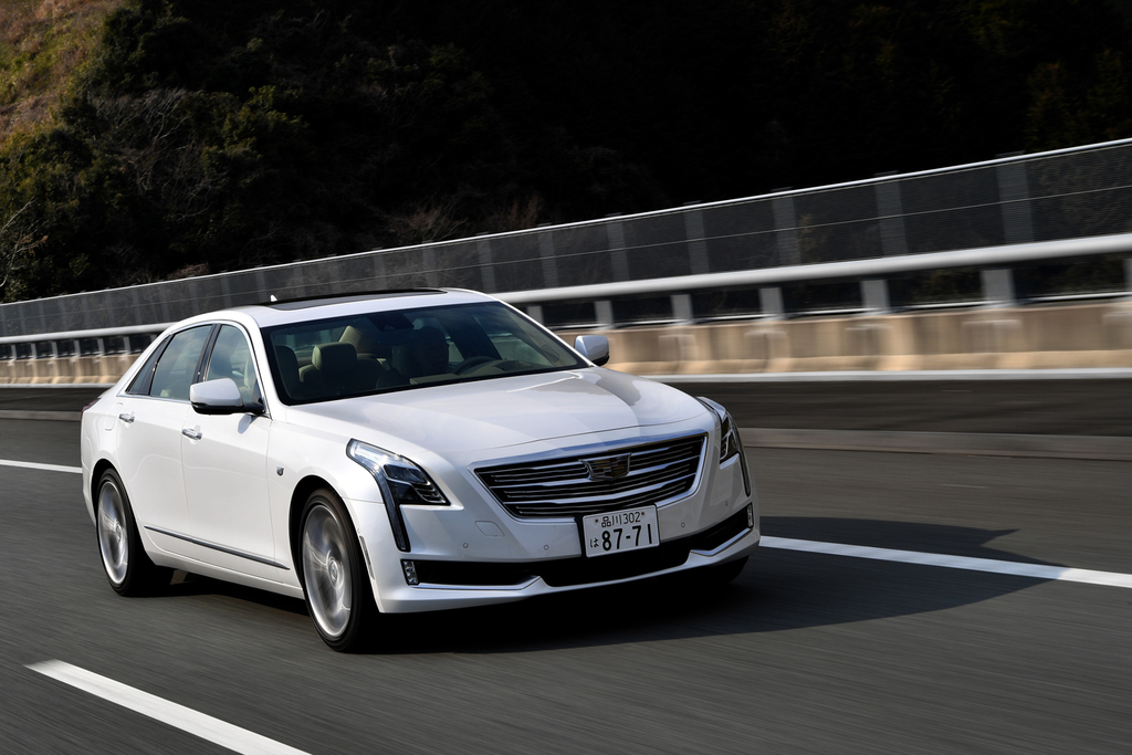 高速道を駆けるキャデラックの「ＣＴ６」