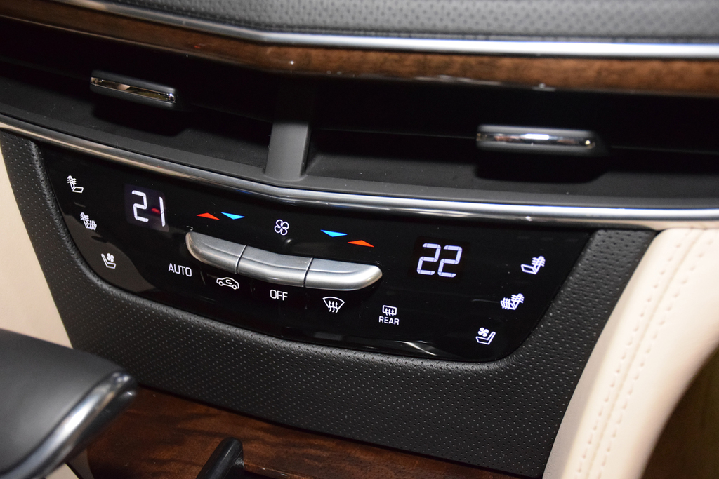 タッチパネル式の操作スイッチ。質感は非常に高い