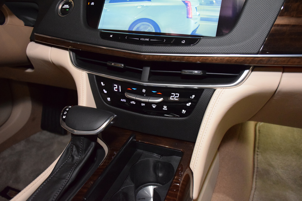 操作系スイッチと、ハンマー型のシフトレバー。これは握りやすい