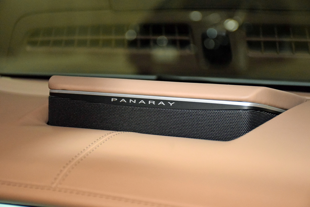 ダッシュボードの中央に配置した「Ｐａｎａｒａｙ」（パナレイ）のスピーカー