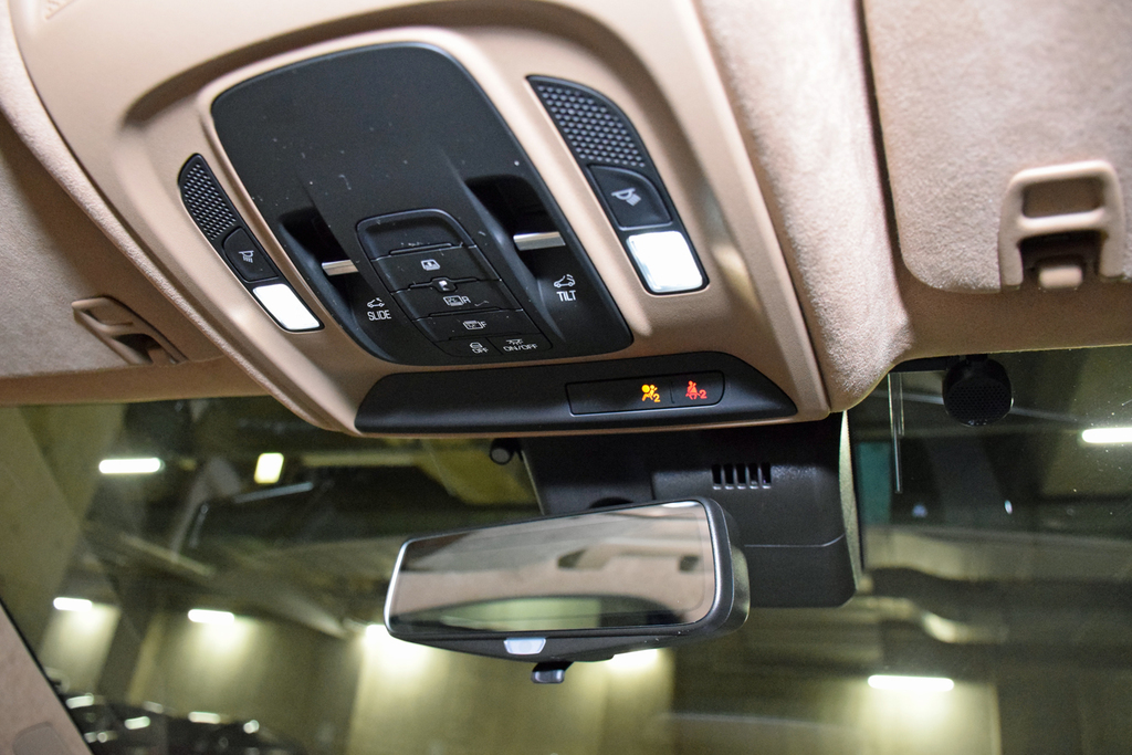 大型サンルーフはここで操作。ルームミラーはカメラ映像に切り替えることもできる