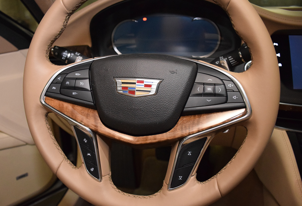 高級ウッドをあしらったステアリングホイール