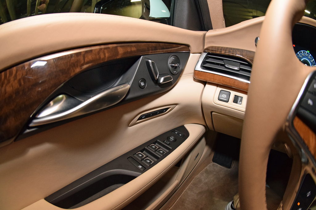 「ＣＴ６」のドアトリム周辺（魚眼レンズを使用）