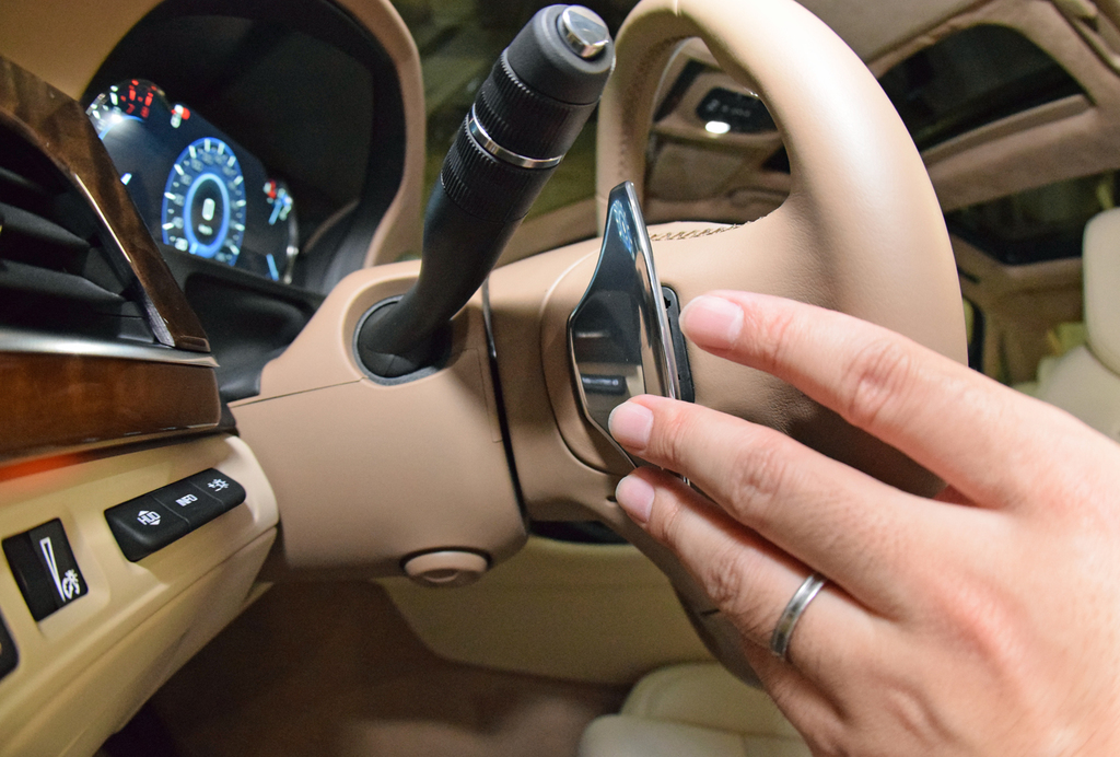 ハンドルの背面にある変速パドル（魚眼レンズを使用）