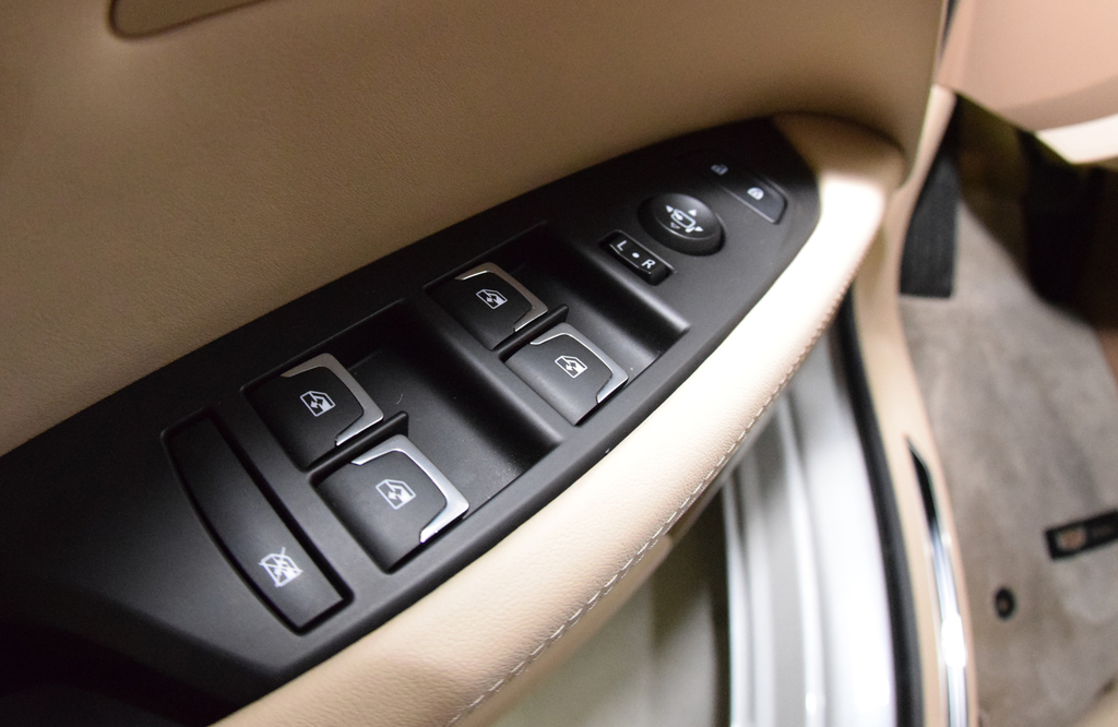 パワーウインドーのスイッチ（魚眼レンズを使用）