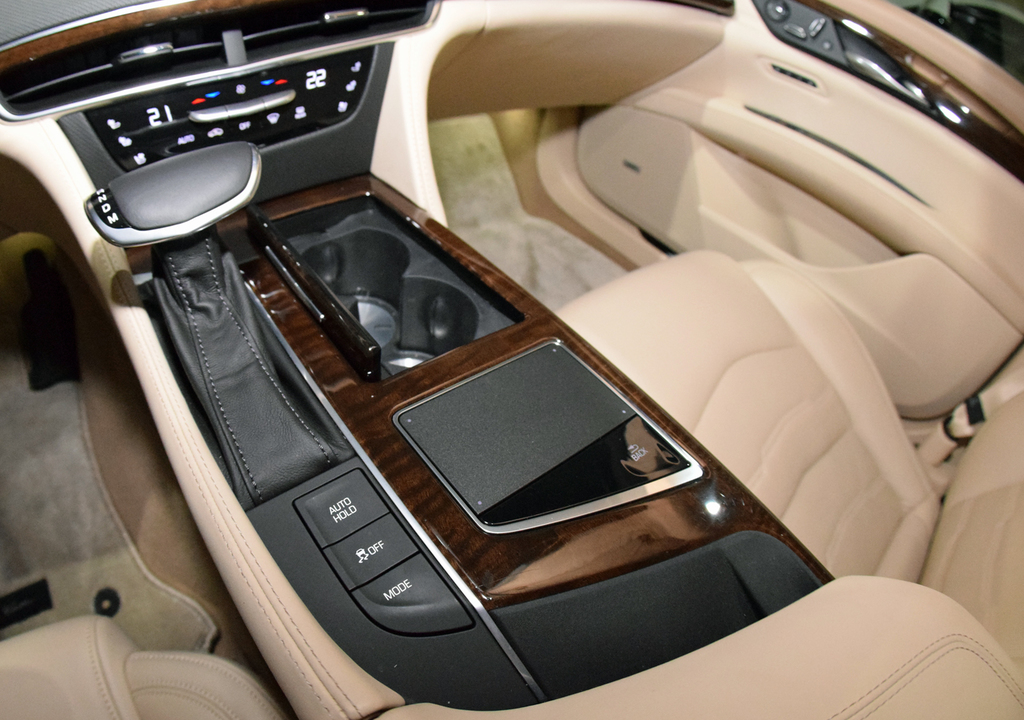 「ＣＴ６」のセンターコンソール。一部のスマホは、パッドの上に置くだけでコードレス充電ができる（魚眼レンズを使用）