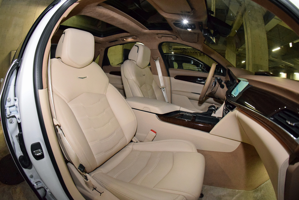 「ＣＴ６」のフロントシート（魚眼レンズを使用）