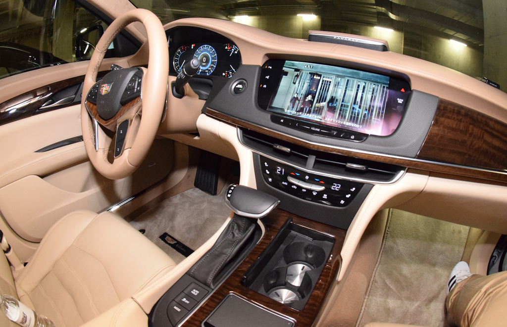 高級ウッドとレザーをふんだんに使ったインテリア（魚眼レンズを使用）