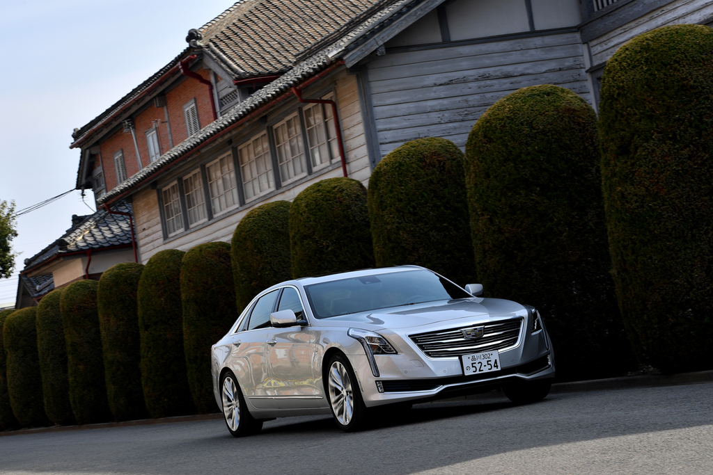 富岡製糸場とキャデラックの最高級セダン「ＣＴ６」