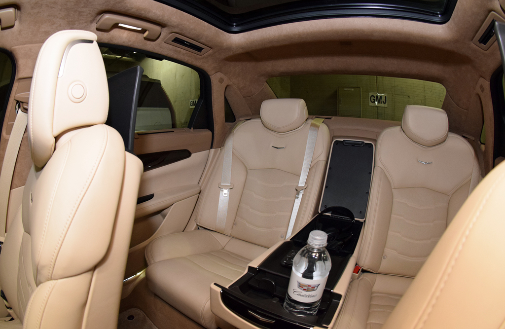 運転席から眺める後部座席（魚眼レンズを使用）