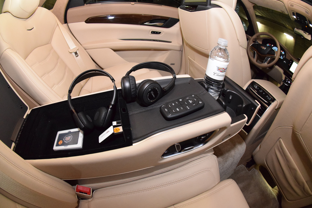 リヤのアームレストとヘッドホン（魚眼レンズを使用）