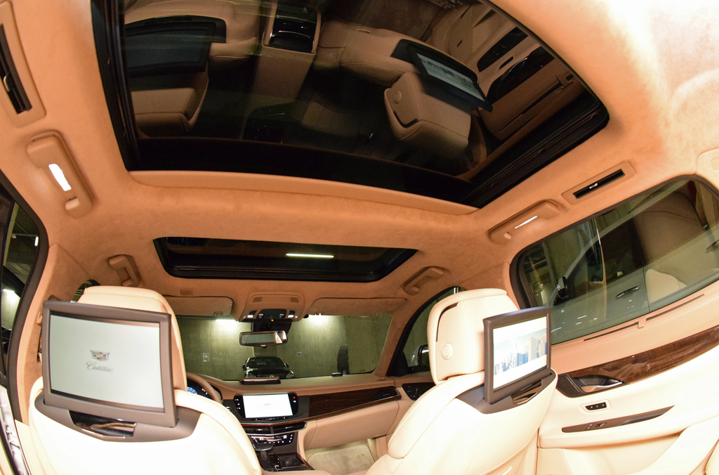 大型サンルーフが開放感をもたらす（魚眼レンズを使用）