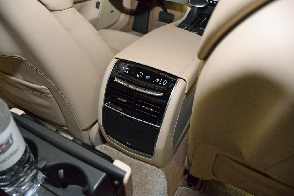 後席のエアコン操作スイッチ。その下には「Ｐａｎａｒａｙ」のスピーカー