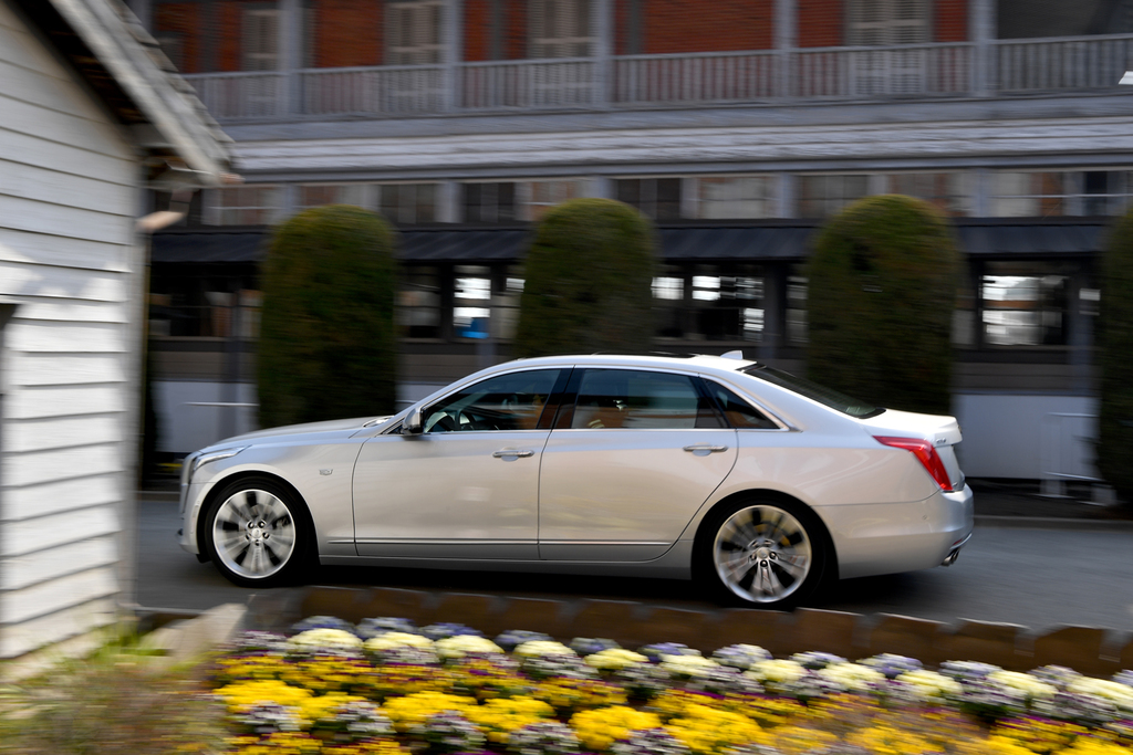 富岡製糸場とキャデラックの最高級セダン「ＣＴ６」