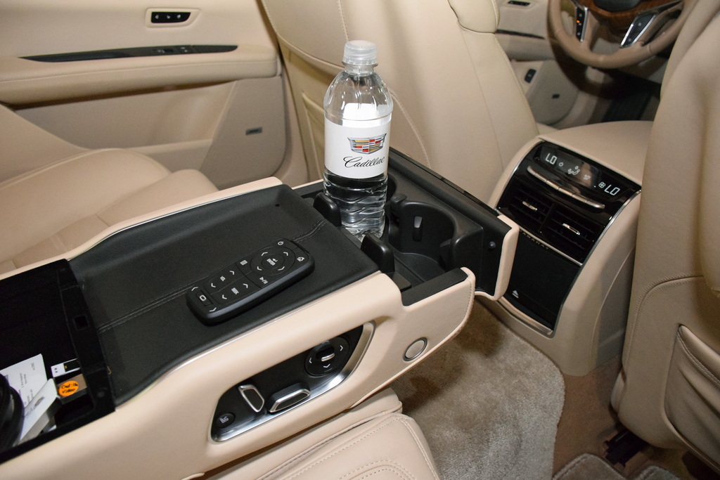 リヤのアームレストにももちろん、ドリンクホルダーは付いている