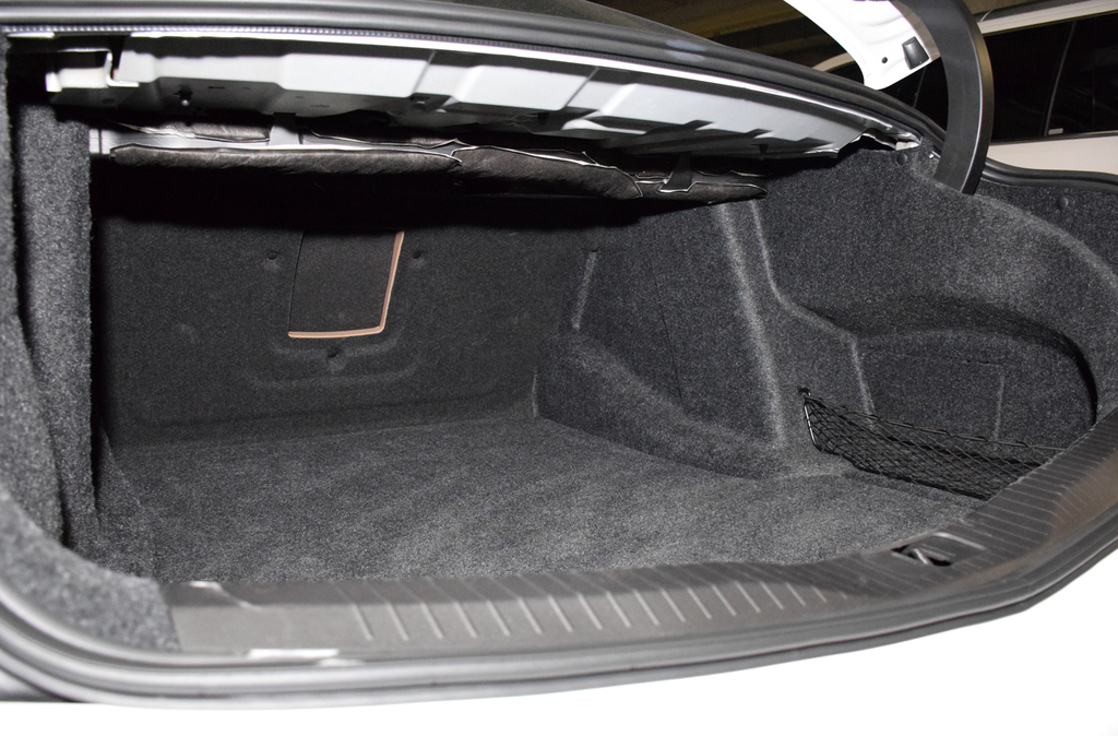 出っ張りの少ないトランクルーム。中央にはトランクスルー機構がある