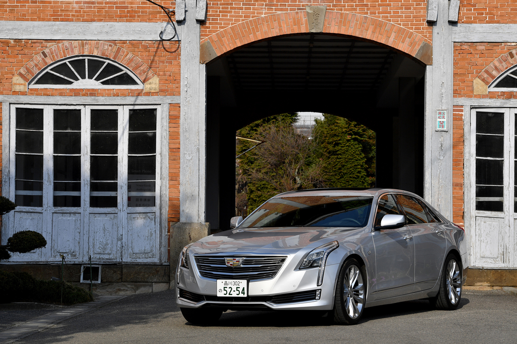 富岡製糸場とキャデラックの最高級セダン「ＣＴ６」