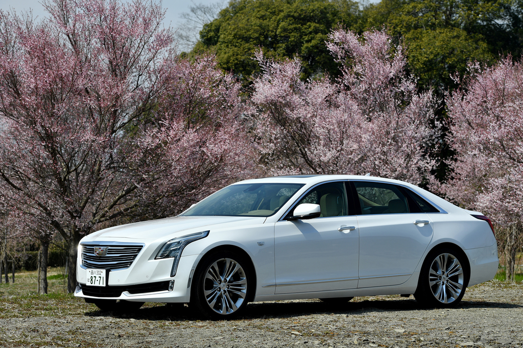 桜とキャデラックの最高級セダン「ＣＴ６」